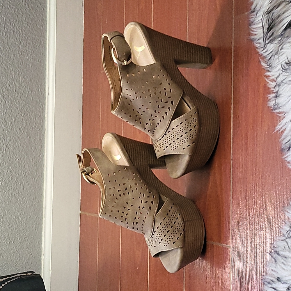 Heels - Picture 3 of 3